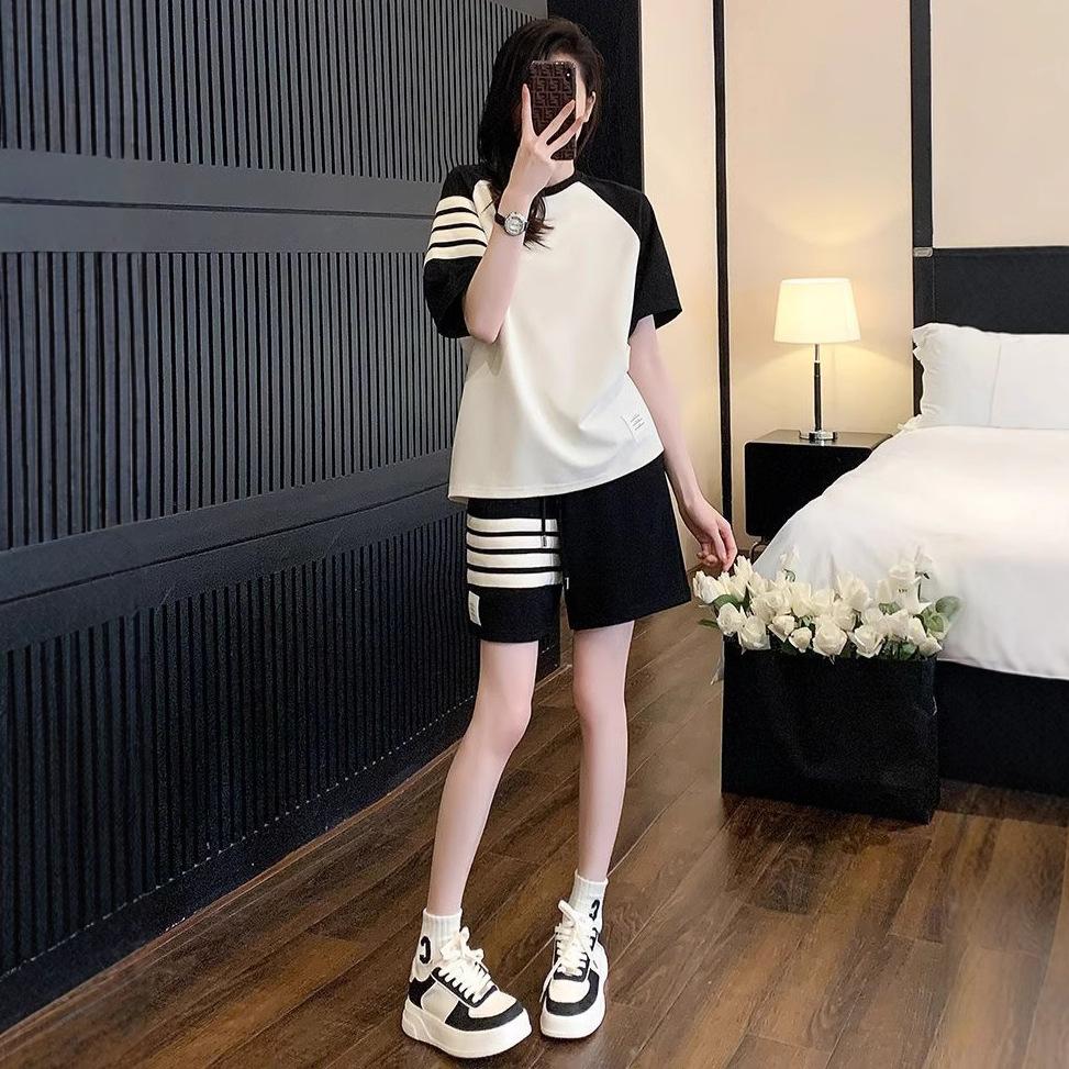 Women s Summer Sports Casual Fashion Loose Slim Tops and Shorts Two-piece Set 2XL чорний
Women s Summer Sports Casual Fashion Loose Slim Tops and Shorts Two-piece Set 2XL чорний