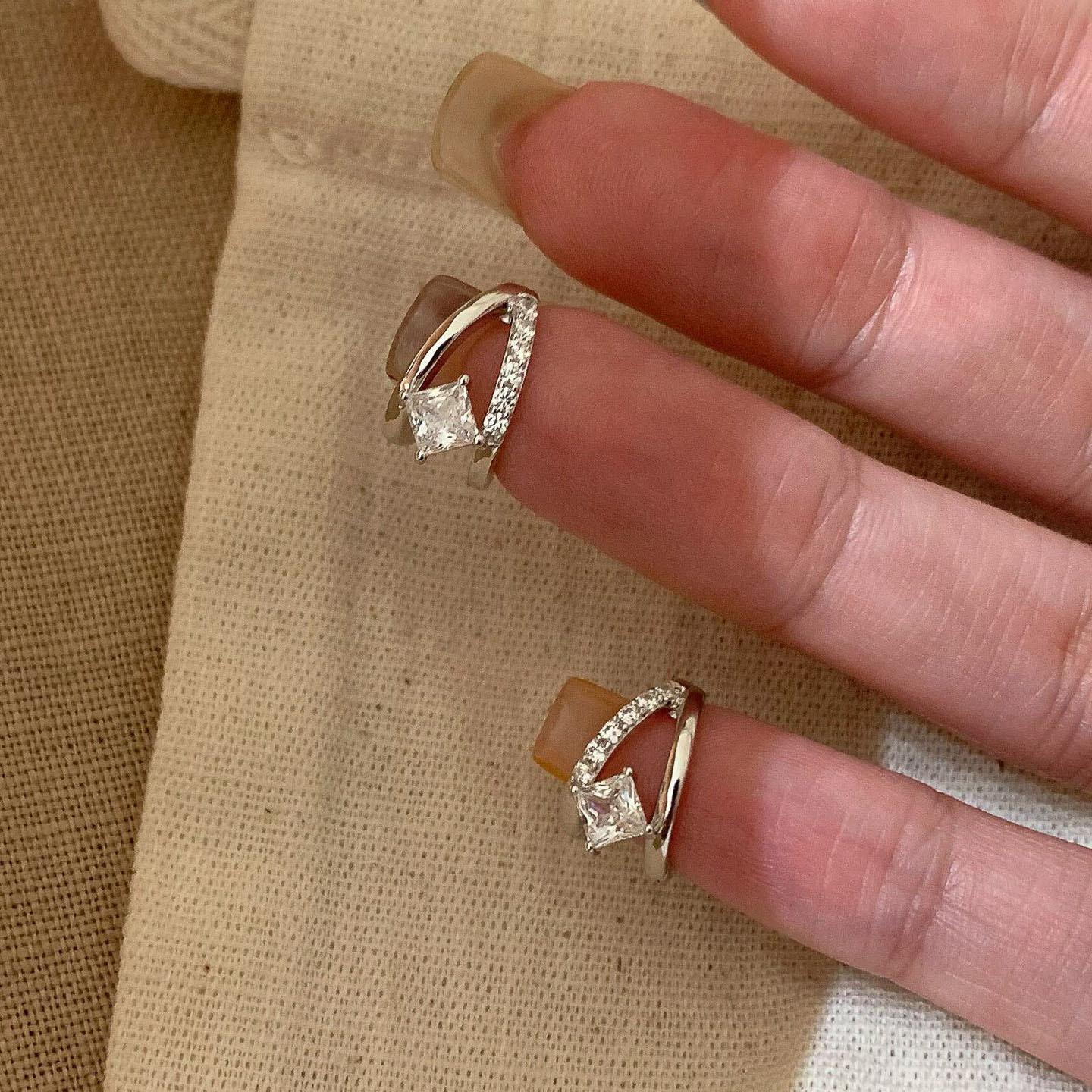 Classic high-end 1cm diamonds small inlaid square circle earrings for women Single row light luxury earring hoop fashion jewelry
Classic high-end 1cm diamonds small inlaid square circle earrings for women Single row light luxury earring hoop fashion jewelry