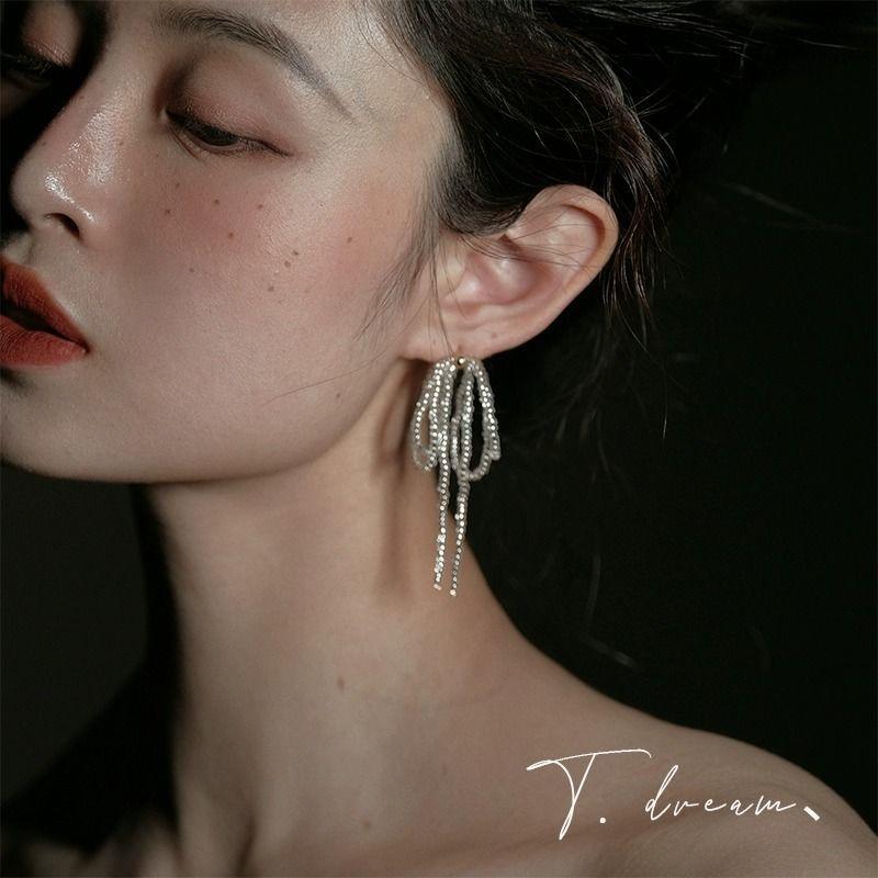 Bow beaded fringed earrings personality temperament elegant studs light luxury high-end niche earrings
Bow beaded fringed earrings personality temperament elegant studs light luxury high-end niche earrings