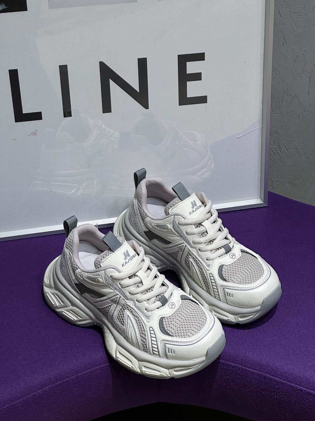 Серые кроссовки на толстой подошве, увеличивающие рост, женские, весна 2025, новая сетчатая дышащая спортивная обувь, популярная легкая повседневная обувь 40 бежевый
Серые кроссовки на толстой подошве, увеличивающие рост, женские, весна 2025, новая сетчатая дышащая спортивная обувь, популярная легкая повседневная обувь 40 бежевый