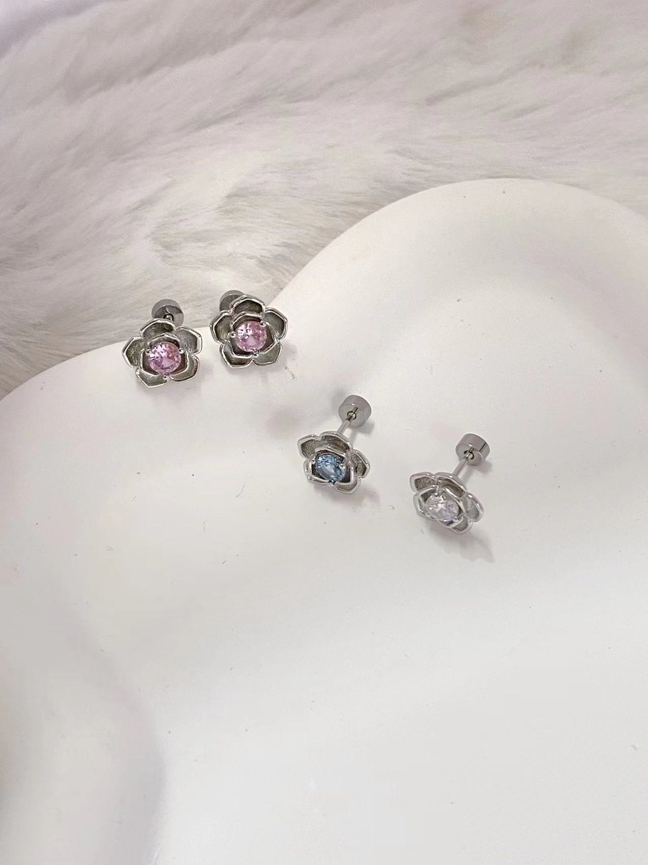 Rose zircon earbone nails titanium steel women s new popular light luxury high-end earrings temperament ear jewelry
Rose zircon earbone nails titanium steel women s new popular light luxury high-end earrings temperament ear jewelry