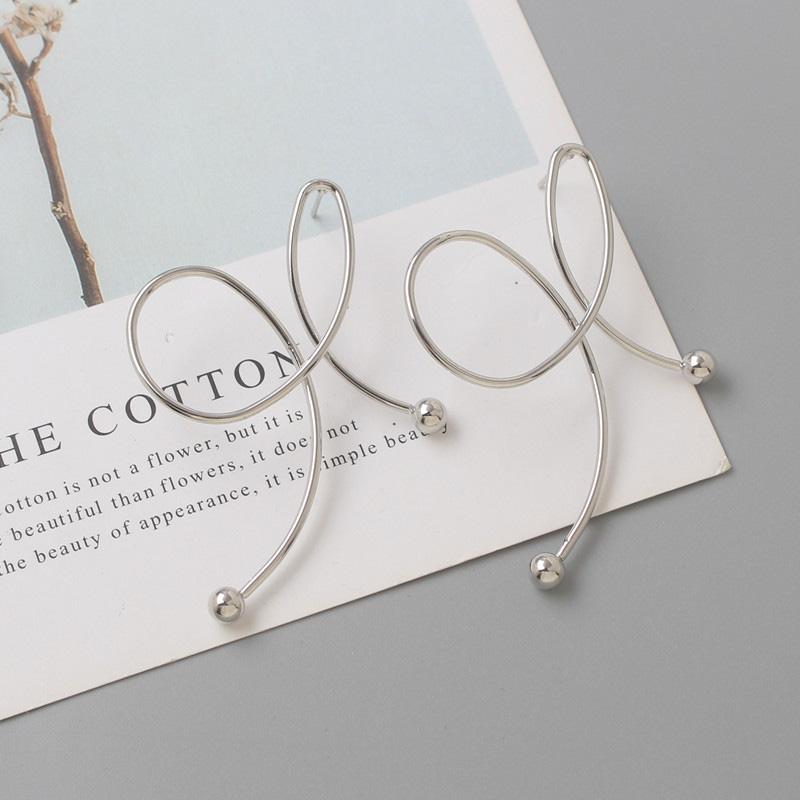 Big Stud Earrings Gold Color Hollow Bow-knot Earrings for Women Personality Fashion Studs Girls Earrings aretes de mujer
Big Stud Earrings Gold Color Hollow Bow-knot Earrings for Women Personality Fashion Studs Girls Earrings aretes de mujer