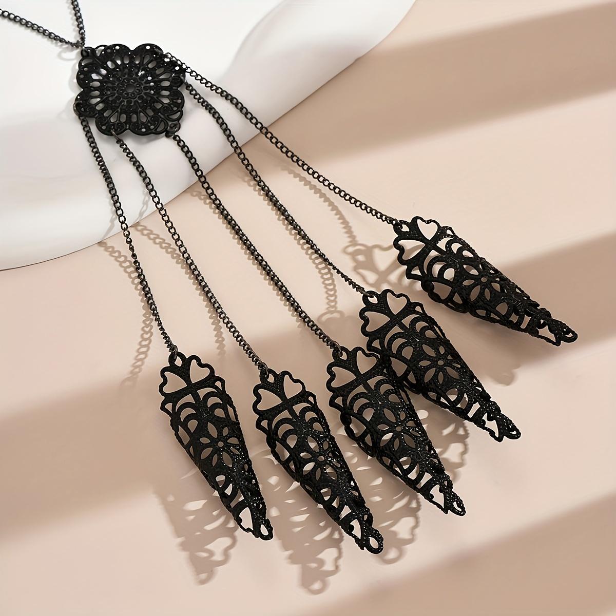 1pc Gothic Fingertip Ring - Black Hollow Flower Design, Five Rings Linked Together, Symbol of Charm and Mystery, Halloween Decor Option 1
1pc Gothic Fingertip Ring - Black Hollow Flower Design, Five Rings Linked Together, Symbol of Charm and Mystery, Halloween Decor Option 1