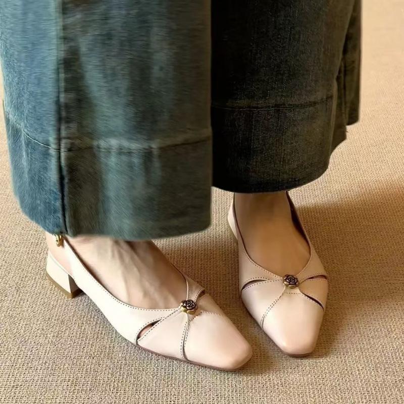 Сандалии-мешок с камелией женские летние 2025 новая модная модель с квадратным носком на толстом каблуке крутые одинарные туфли женские 40
Сандалии-мешок с камелией женские летние 2025 новая модная модель с квадратным носком на толстом каблуке крутые одинарные туфли женские 40