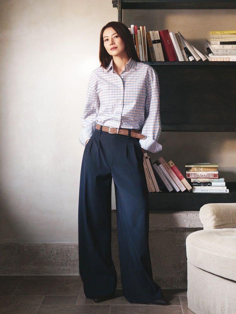 Elegant 80s High-Count Merino Wool Wide-Leg Suit Pants with Double Pleats and Slimming Drape M темно-синього кольору
Elegant 80s High-Count Merino Wool Wide-Leg Suit Pants with Double Pleats and Slimming Drape M темно-синього кольору