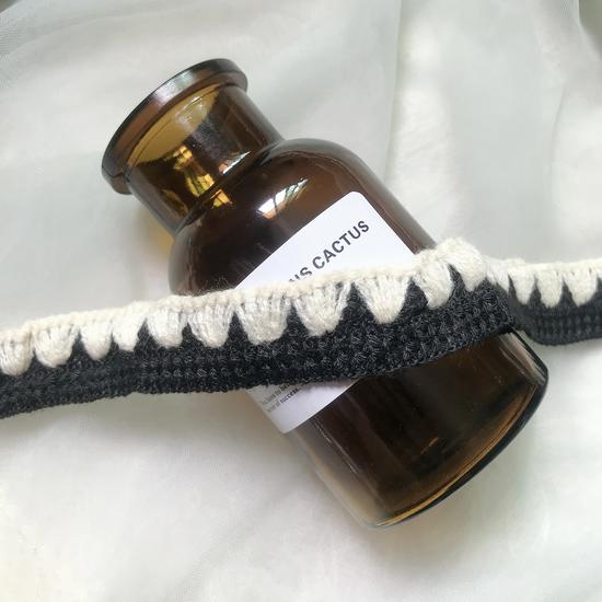 2cm French-Style Herringbone Ribbon: Black, White & Coffee Embroidered Edging for Clothing & Coats
2cm French-Style Herringbone Ribbon: Black, White & Coffee Embroidered Edging for Clothing & Coats