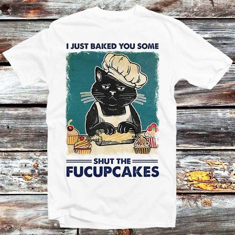 230 Gsm 100% Cotton I Just Baked You Some Shut The Fucupcakes T Shirt Funny Black Cat Top Tee Men Womens Unisex Retro Vintage B190 XXS белый
230 Gsm 100% Cotton I Just Baked You Some Shut The Fucupcakes T Shirt Funny Black Cat Top Tee Men Womens Unisex Retro Vintage B190 XXS белый
