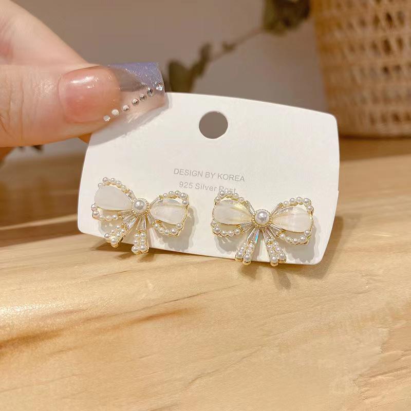 Элегантные серьги-бантики из серебра S925 с жемчугом для женщин - Модный корейский дизайн
Элегантные серьги-бантики из серебра S925 с жемчугом для женщин - Модный корейский дизайн