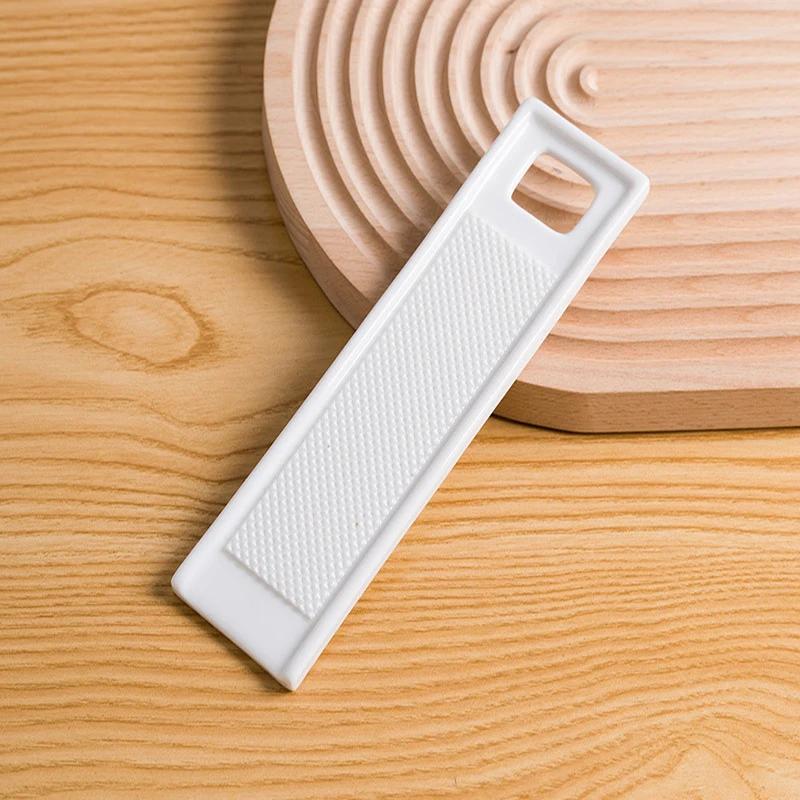 КУХНЯ 3 в 1 Керамическая терка для имбиря Подставка для ложки Травяной стриппёр Терка для измельчения чеснока Терка для снятия цедры с редиса Дайкон Сыр
КУХНЯ 3 в 1 Керамическая терка для имбиря Подставка для ложки Травяной стриппёр Терка для измельчения чеснока Терка для снятия цедры с редиса Дайкон Сыр