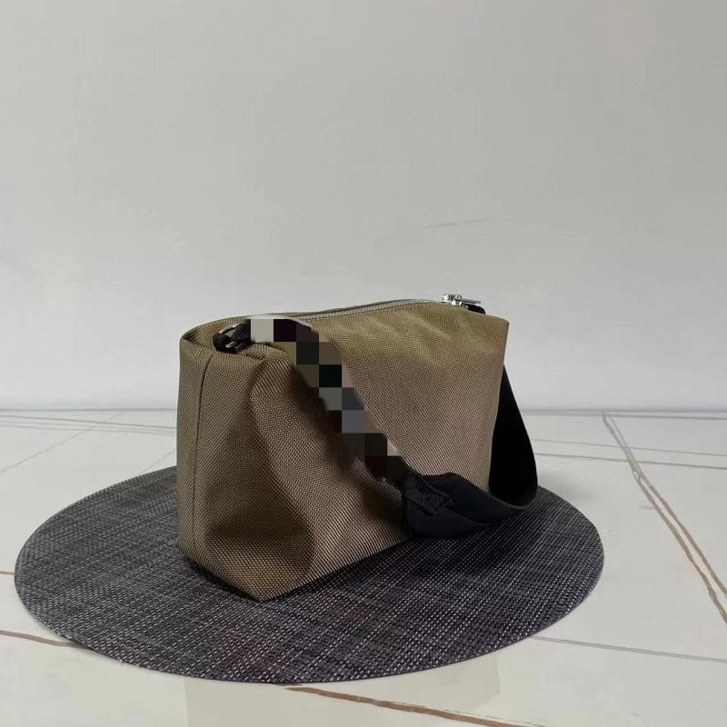 Маленькая сумка-тоут «Маленькая броня»: Вышитая фитнес-поясная, нагрудная, сумка-клатч, на плечо, кроссбоди сумка для мужчин и женщин.
Маленькая сумка-тоут «Маленькая броня»: Вышитая фитнес-поясная, нагрудная, сумка-клатч, на плечо, кроссбоди сумка для мужчин и женщин.