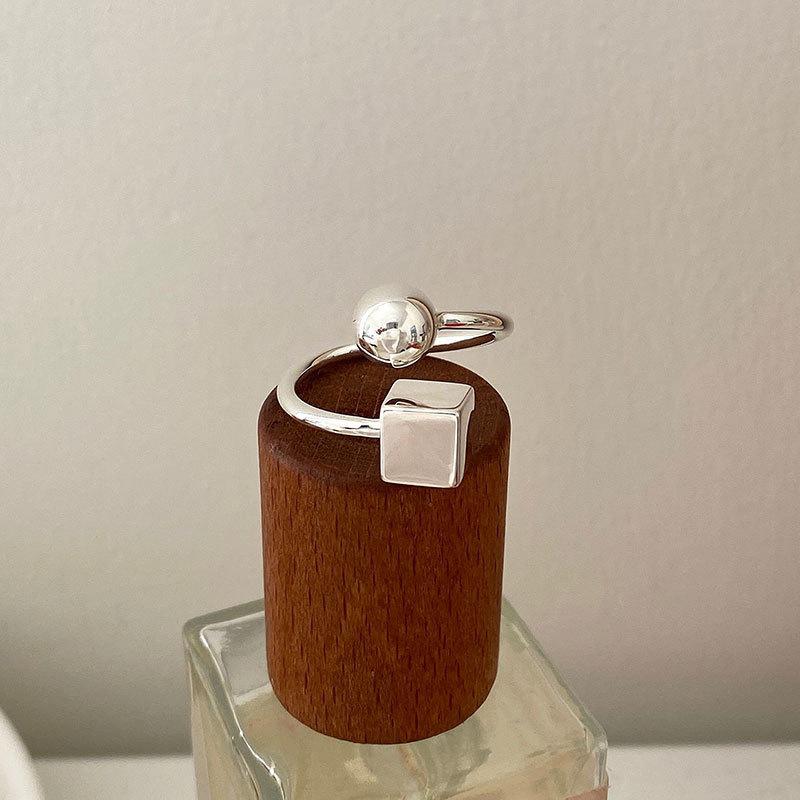 Кольцо из серебра 925 пробы с нерегулярной геометрической формой: Дизайн «Круглый шар» и «Квадрат», Открытый и регулируемый для указательного пальца женщины Adjustable Open
Кольцо из серебра 925 пробы с нерегулярной геометрической формой: Дизайн «Круглый шар» и «Квадрат», Открытый и регулируемый для указательного пальца женщины Adjustable Open