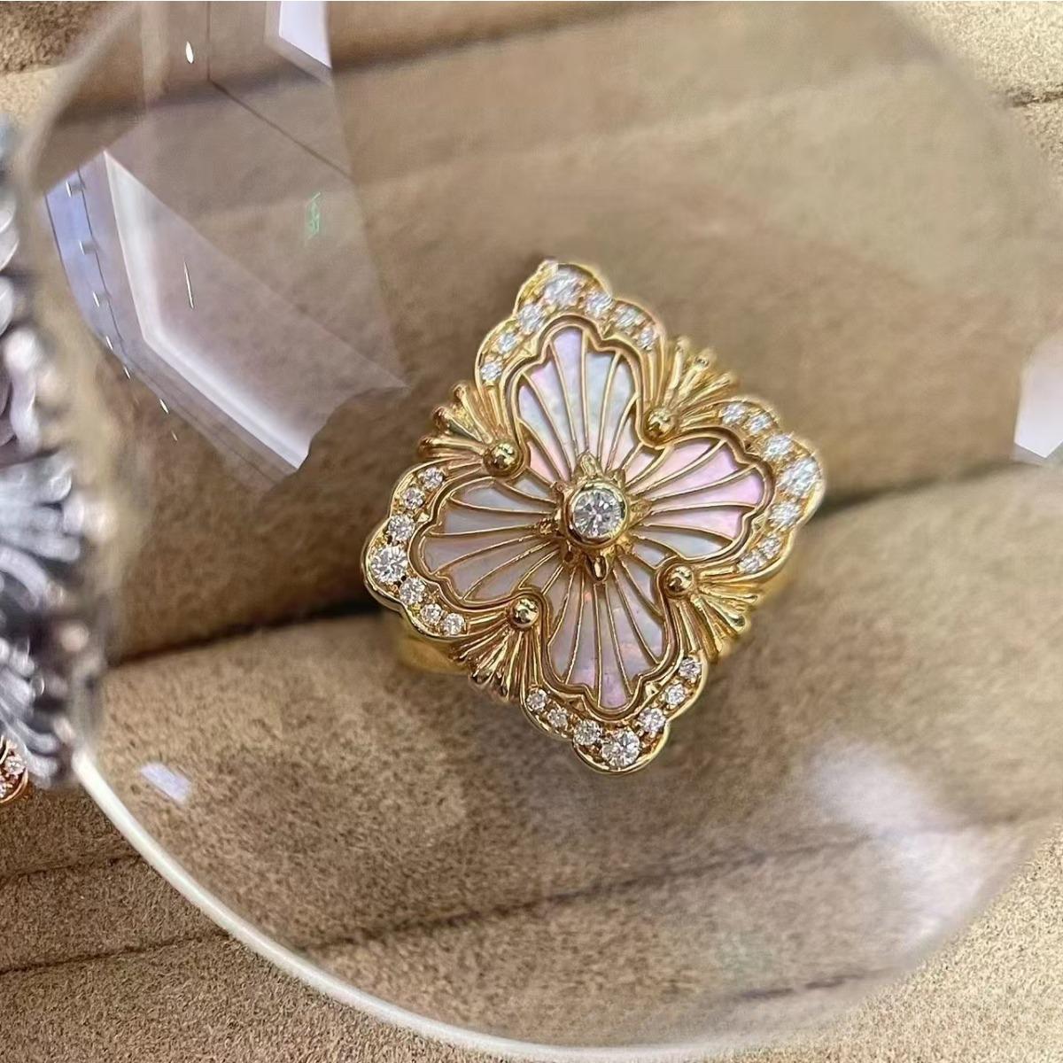 Кольцо с матовым покрытием «Четырехлистный клевер» с бриллиантами и светло-белым рябчиком US 8
Кольцо с матовым покрытием «Четырехлистный клевер» с бриллиантами и светло-белым рябчиком US 8