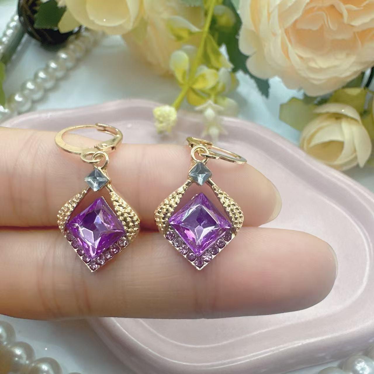 2025 Purple Trendy Luxury Earring Set: Elegant Studs with Modern Style E042
2025 Purple Trendy Luxury Earring Set: Elegant Studs with Modern Style E042