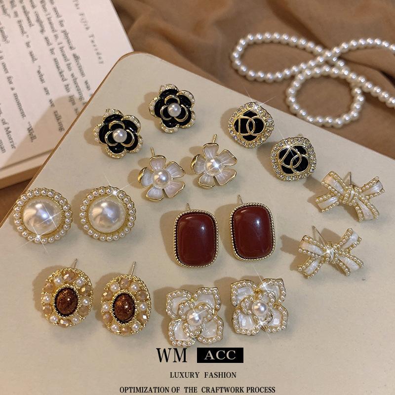 Серебряная игла, серьги с жемчужным цветком, корейский дизайн капельного масла, легкие роскошные серьги высокого качества 
Серебряная игла, серьги с жемчужным цветком, корейский дизайн капельного масла, легкие роскошные серьги высокого качества