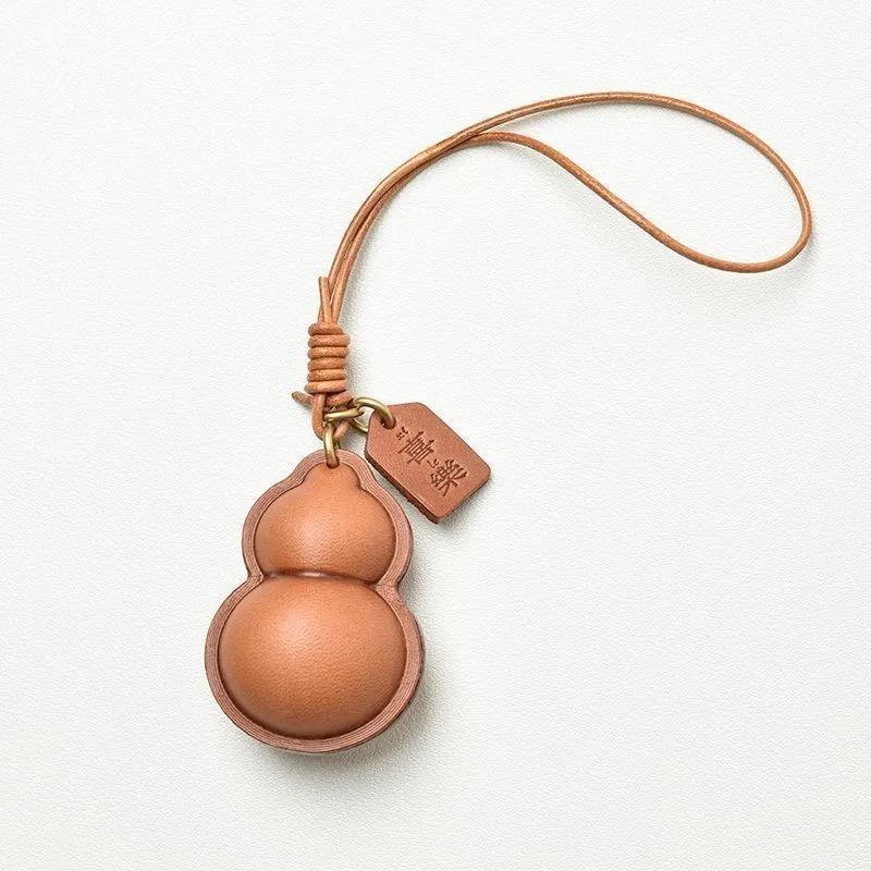 New Chinese Sle Gourd Hanging Bag Charm Ornament Rope Tanned Cowhide Car Interior Accories Creative Bag Decorations Pendants
New Chinese Sle Gourd Hanging Bag Charm Ornament Rope Tanned Cowhide Car Interior Accories Creative Bag Decorations Pendants