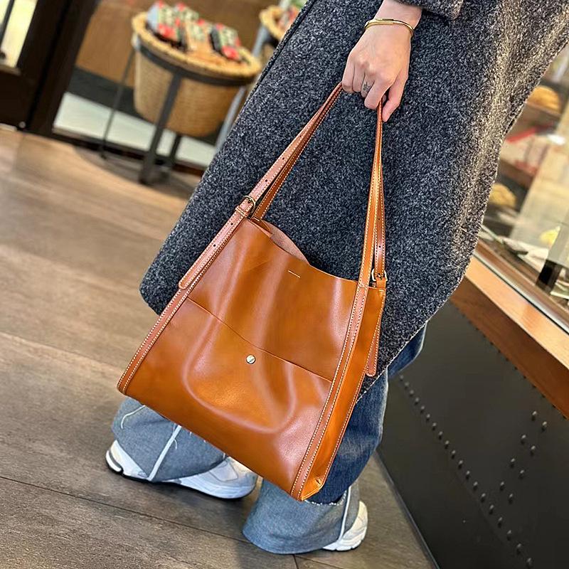 2026 Large Capacity Women s Genuine Leather Tote Bag - Versatile Cowhide Shoulder & Bucket Bag for Summer
2026 Large Capacity Women s Genuine Leather Tote Bag - Versatile Cowhide Shoulder & Bucket Bag for Summer