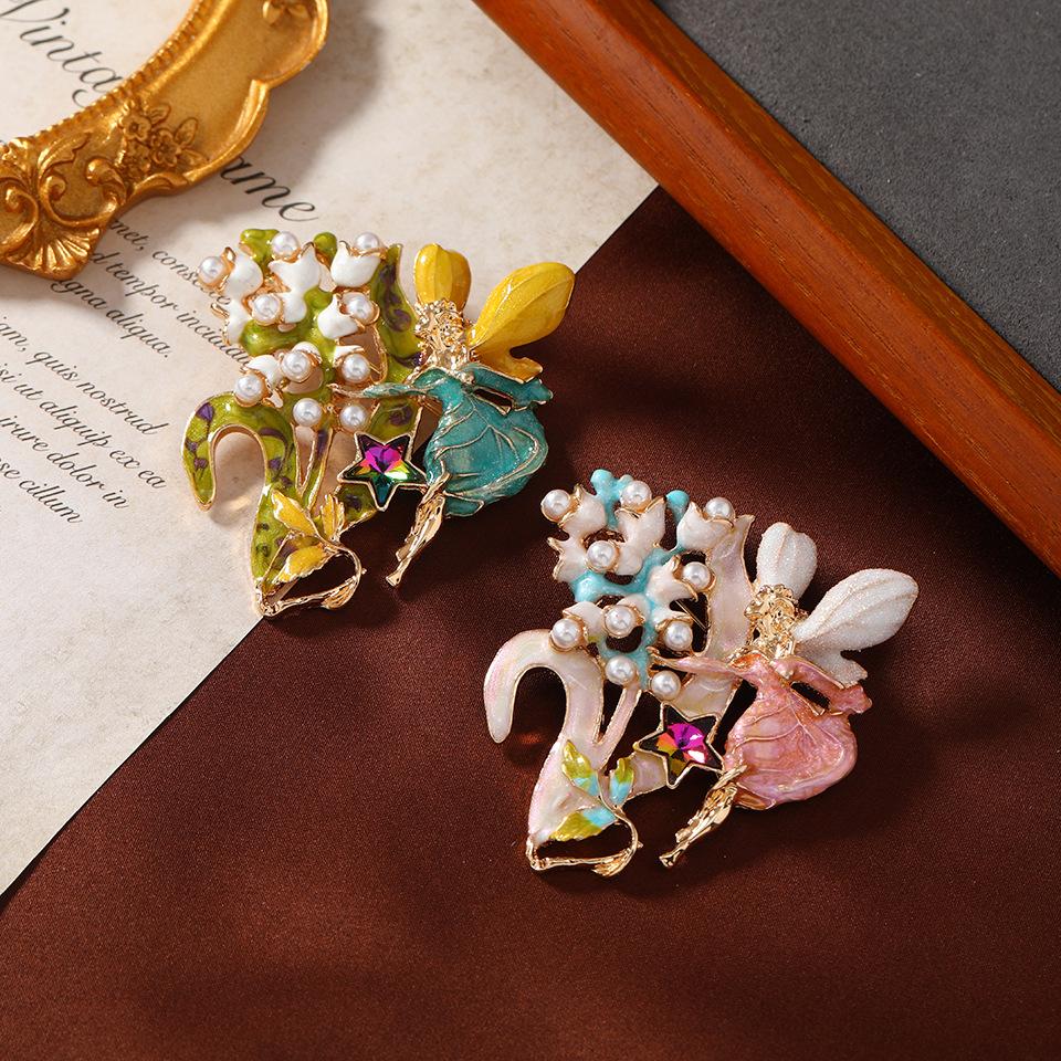 Women Exquisite Enamel Fairy Pick Flower Pearl Glaze Pins Brooch Fashion Creative Design Elves Crystal Badges Party Pines
Women Exquisite Enamel Fairy Pick Flower Pearl Glaze Pins Brooch Fashion Creative Design Elves Crystal Badges Party Pines