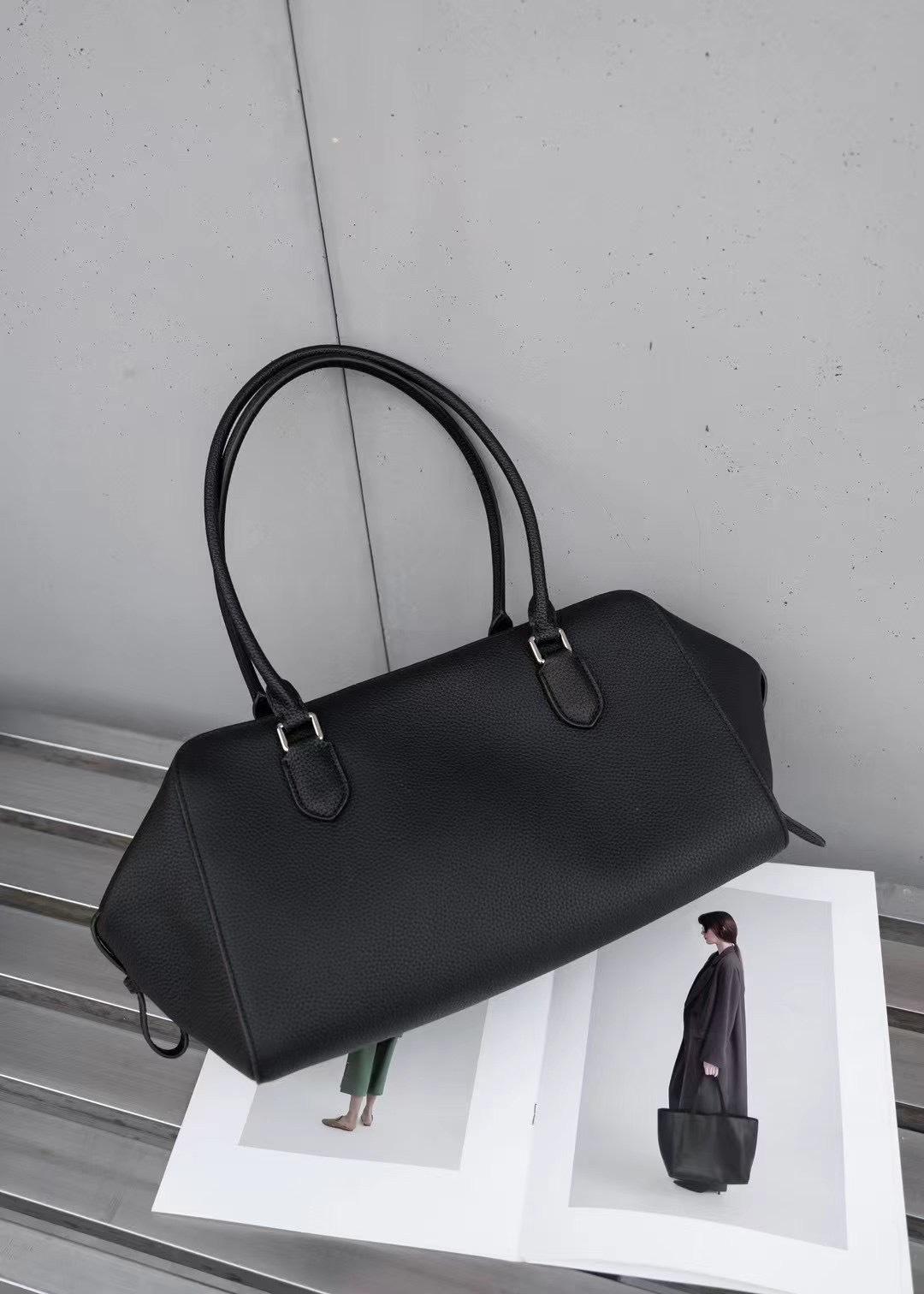 2025 New High-end Togo Cowhide Women s Handbag Simple Fashionable Commuting Underarm Bag 40x19x19 чорний
2025 New High-end Togo Cowhide Women s Handbag Simple Fashionable Commuting Underarm Bag 40x19x19 чорний