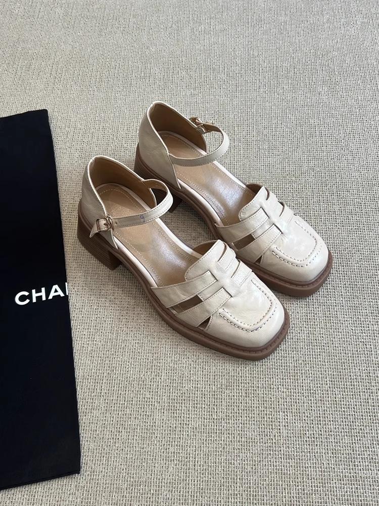 French retro style hollow thick heel round head Roman sandals summer new versatile fashion pig cage shoes elegant women s shoes 40
French retro style hollow thick heel round head Roman sandals summer new versatile fashion pig cage shoes elegant women s shoes 40