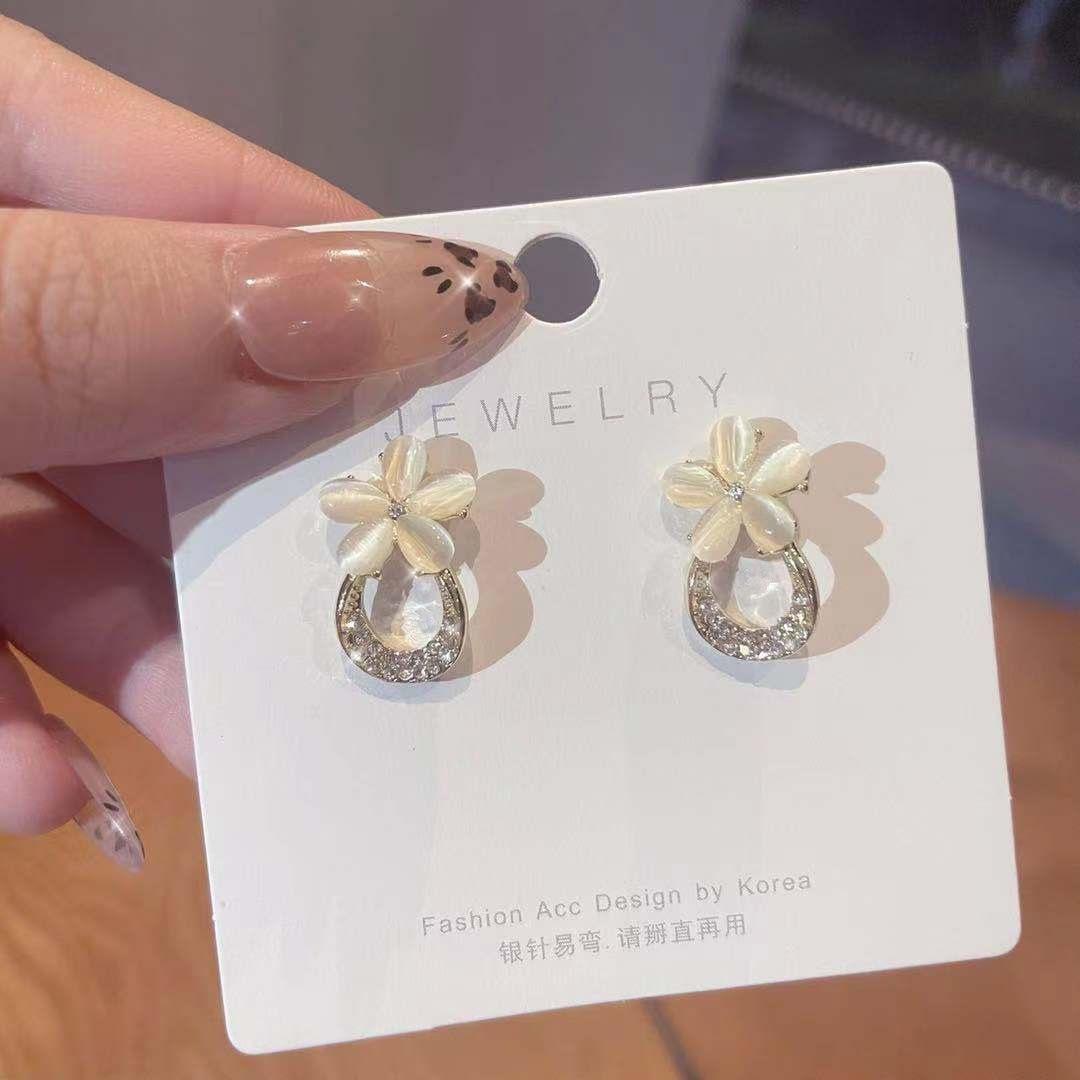 Набор игл из серебра 925 пробы с серьгами-гвоздиками с бриллиантовым опалом и цветком Простые индивидуальные серьги Темперамент интернет-знаменитости Маленькие серьги-ромашки
Набор игл из серебра 925 пробы с серьгами-гвоздиками с бриллиантовым опалом и цветком Простые индивидуальные серьги Темперамент интернет-знаменитости Маленькие серьги-ромашки