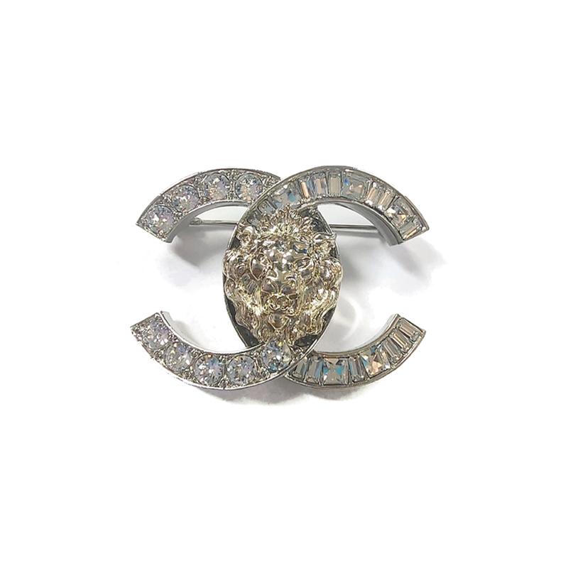 CHANEL Logo Lion Logo Brooch Men s and Women s Couple Style Silver срібний
CHANEL Logo Lion Logo Brooch Men s and Women s Couple Style Silver срібний