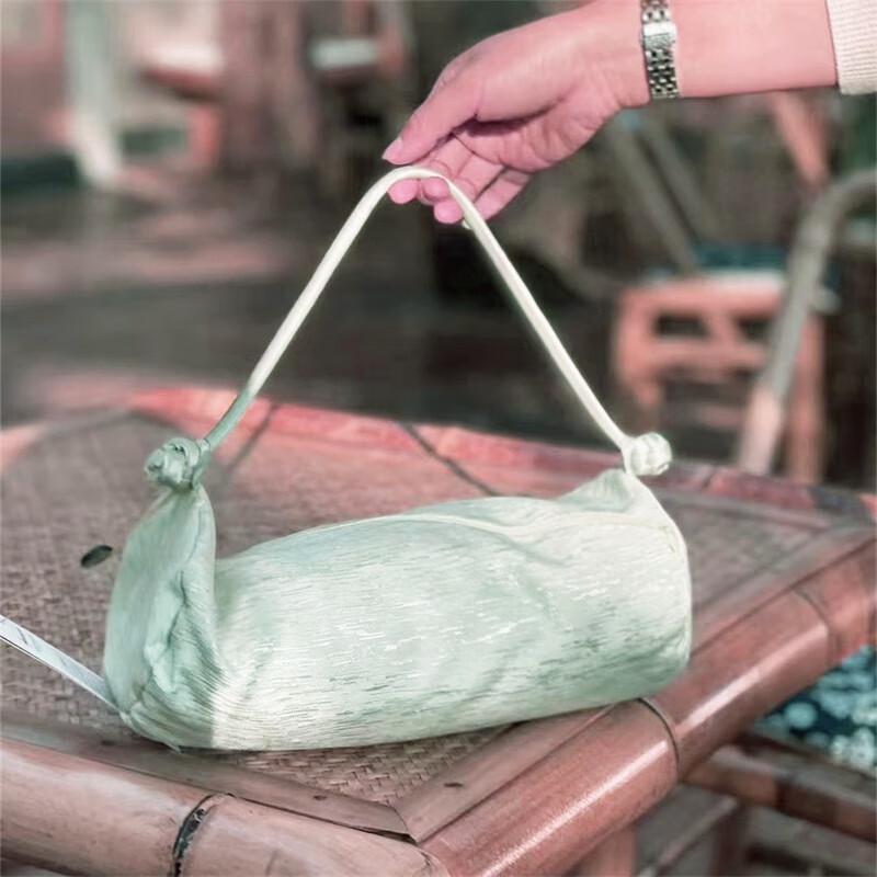 Soft Washable Mulberry Silk Portable Blanket
Soft Washable Mulberry Silk Portable Blanket