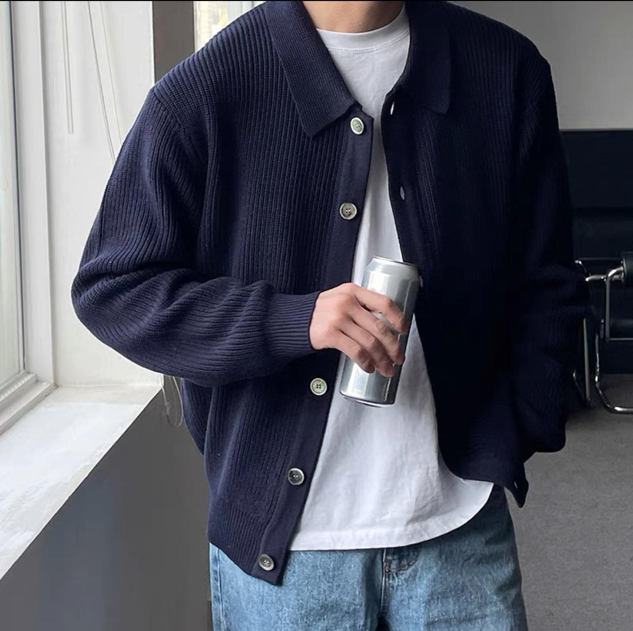 Men s Bright Red Knitted Cardigan, Spring/Autumn Korean Style, Lapel, Year of the Rat Pure Color Outerwear M темно-синього кольору
Men s Bright Red Knitted Cardigan, Spring/Autumn Korean Style, Lapel, Year of the Rat Pure Color Outerwear M темно-синього кольору