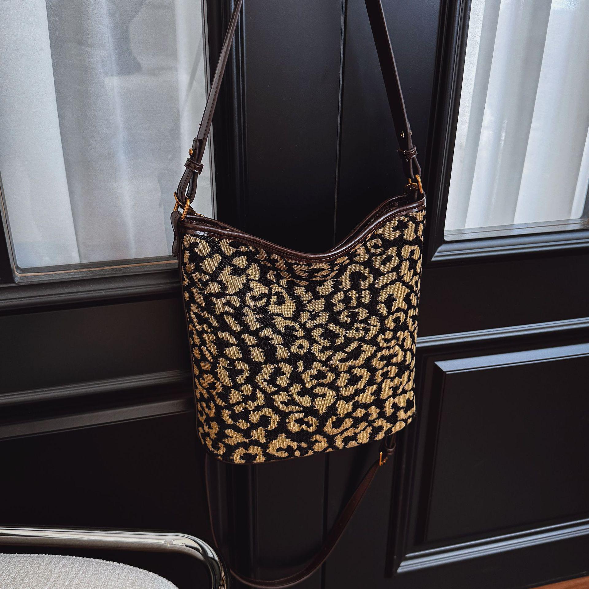 Women s Large Capacity Frosted Suede Leopard Print Crossbody Bucket Bag - Autumn/Winter Trend
Women s Large Capacity Frosted Suede Leopard Print Crossbody Bucket Bag - Autumn/Winter Trend