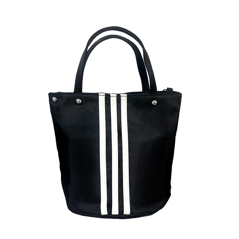Три полоски ручная кладь 2025 новая трендовая сумочка женская повседневная универсальная сумка-ведро ткань Оксфорд на плечо сумка-мессенджер чёрный
Три полоски ручная кладь 2025 новая трендовая сумочка женская повседневная универсальная сумка-ведро ткань Оксфорд на плечо сумка-мессенджер чёрный