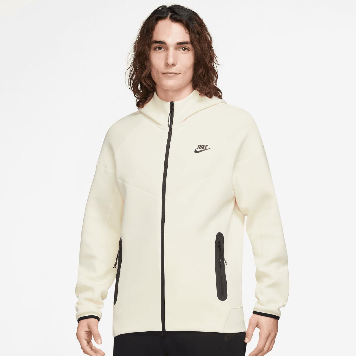 Куртка Nike Tech Fleece Windrunner (FB7921) кокосовое молоко/черный S
Куртка Nike Tech Fleece Windrunner (FB7921) кокосовое молоко/черный S