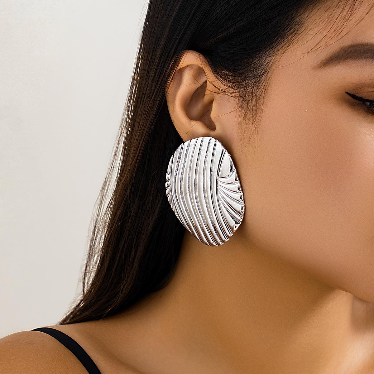 Shell metal ocean wind earrings, niche design sense exaggerated striped big stud earrings see details
Shell metal ocean wind earrings, niche design sense exaggerated striped big stud earrings see details