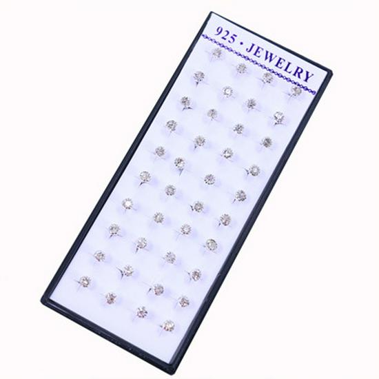 Коробковий набір: 20 пар корейських сережок з покриттям срібла 925 проби з кліпсами-діамантами та різними характеристиками
Коробковий набір: 20 пар корейських сережок з покриттям срібла 925 проби з кліпсами-діамантами та різними характеристиками
