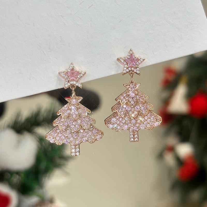 Silver Needle Zircon Star Christmas Tree Pendant Earrings: Fashionable, Versatile, and Luxurious Studs.
Silver Needle Zircon Star Christmas Tree Pendant Earrings: Fashionable, Versatile, and Luxurious Studs.