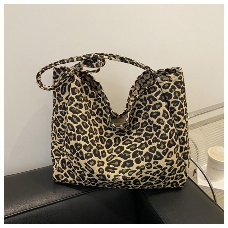 Niche design retro leopard print lantern velvet literary and artistic fan versatile student shoulder bag tote bag
Niche design retro leopard print lantern velvet literary and artistic fan versatile student shoulder bag tote bag