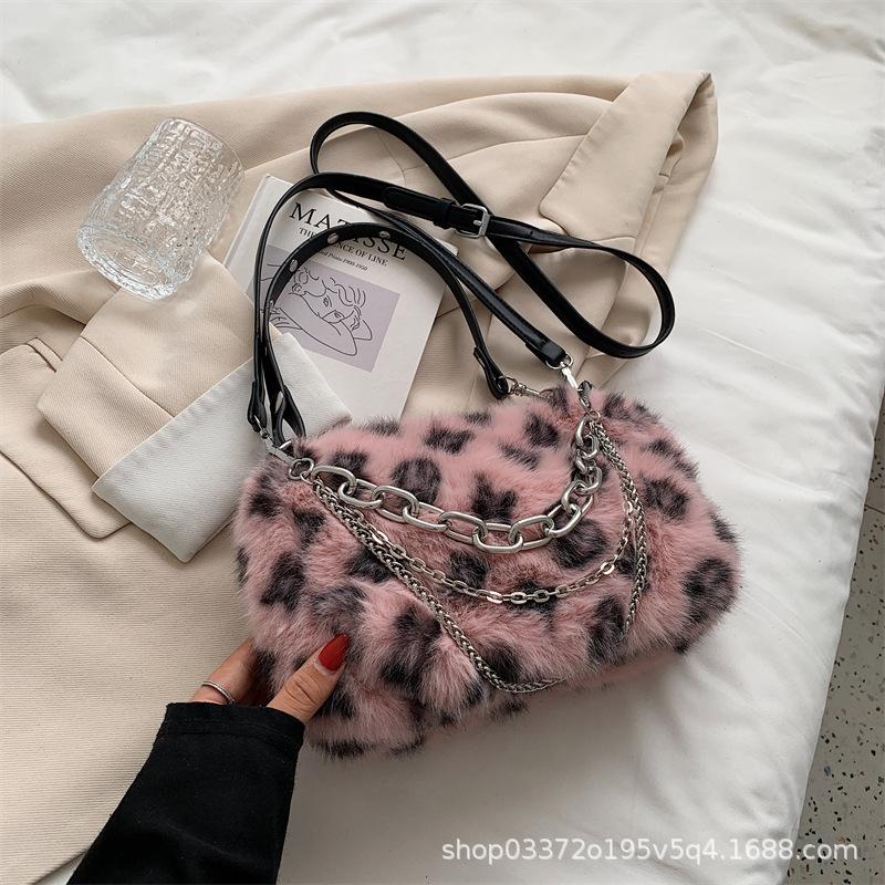 Mao Mao bag female messenger bag winter fairy gentle wind niche design plush bag fashion shoulder bag underarm bag розовый
Mao Mao bag female messenger bag winter fairy gentle wind niche design plush bag fashion shoulder bag underarm bag розовый