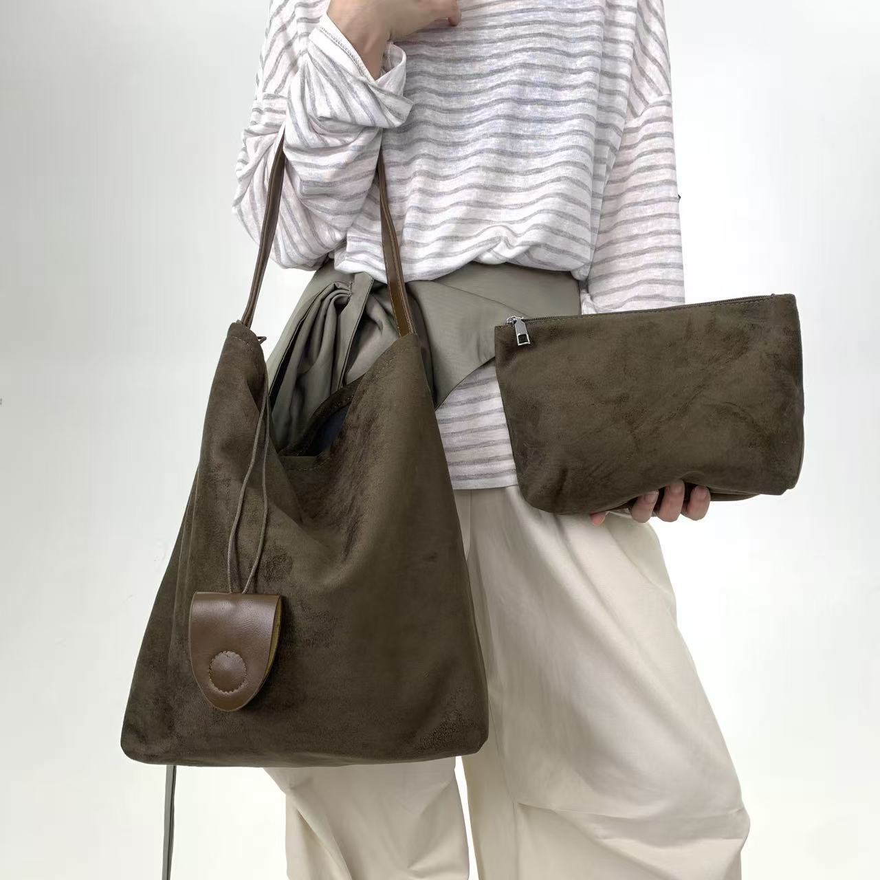 Ladies Fashion Maillard Suede Shoulder Bag 2pcs Retro Personalized Handheld Crossbody Bag
Ladies Fashion Maillard Suede Shoulder Bag 2pcs Retro Personalized Handheld Crossbody Bag