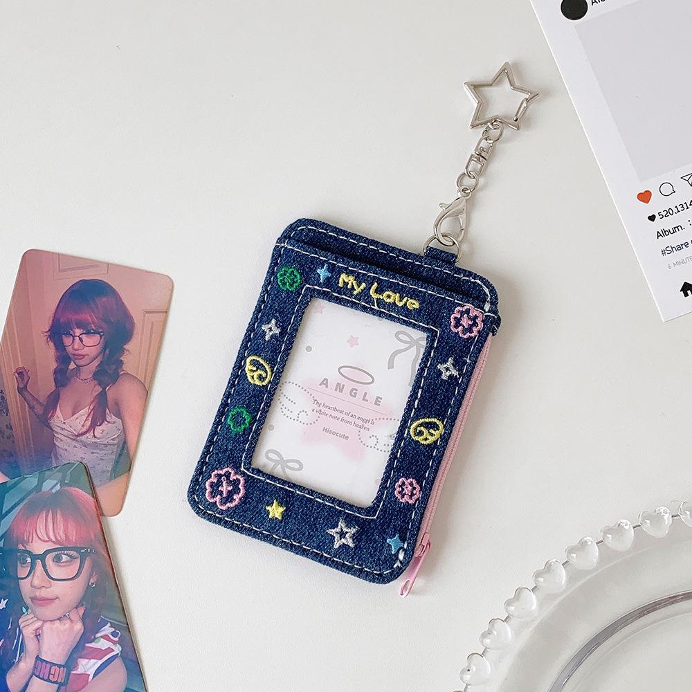 High Quality 3inch Card Holder Y2K Denim K-Pop Idol Photo Card Storage Case with Keychain Display Photocard Holder Bag Pendant темно-синього кольору
High Quality 3inch Card Holder Y2K Denim K-Pop Idol Photo Card Storage Case with Keychain Display Photocard Holder Bag Pendant темно-синього кольору
