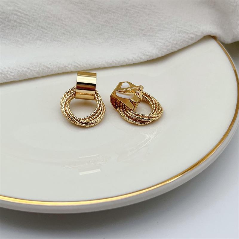 French Retro Metal Tassel Circle Clip-On Earrings for Women
French Retro Metal Tassel Circle Clip-On Earrings for Women