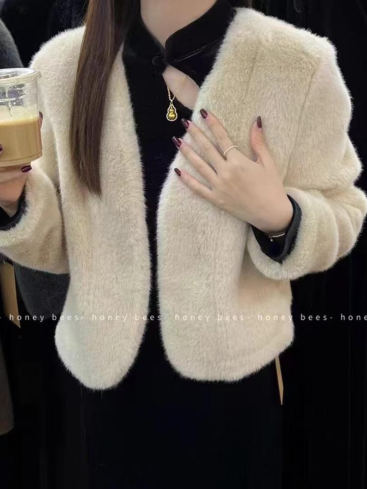 Женское пальто из искусственного меха из норки с V-образным вырезом 2024: Экологичный и универсальный для осени/зимы Medium слоновая кость
Женское пальто из искусственного меха из норки с V-образным вырезом 2024: Экологичный и универсальный для осени/зимы Medium слоновая кость