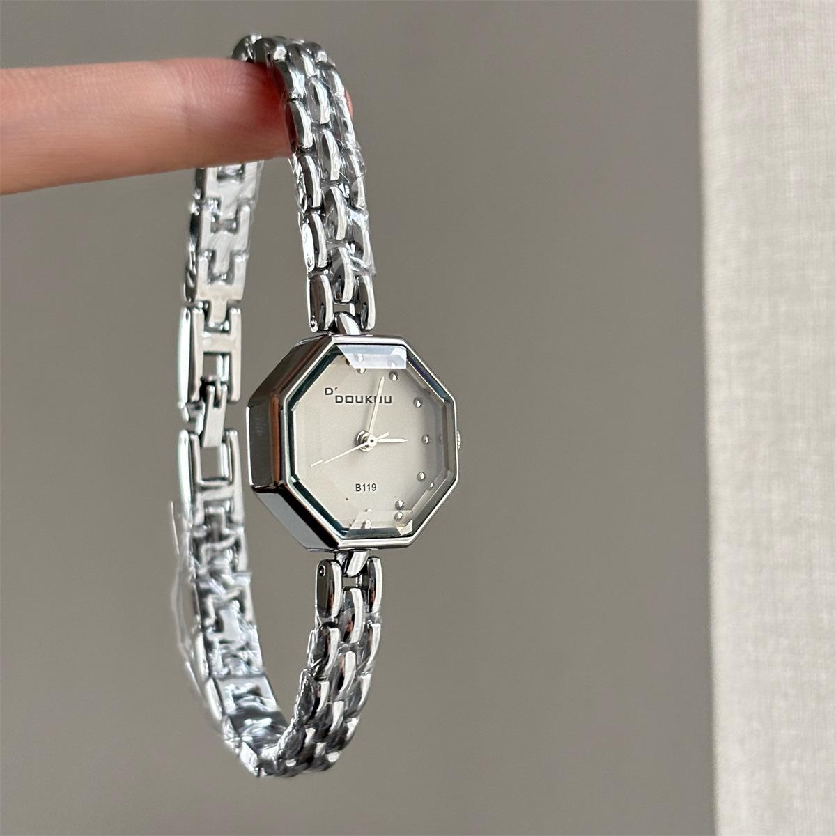 Doukou Personalized Retro Niche Design High-End Mini Small Dial Bracelet Watch Femininity Watch
Doukou Personalized Retro Niche Design High-End Mini Small Dial Bracelet Watch Femininity Watch