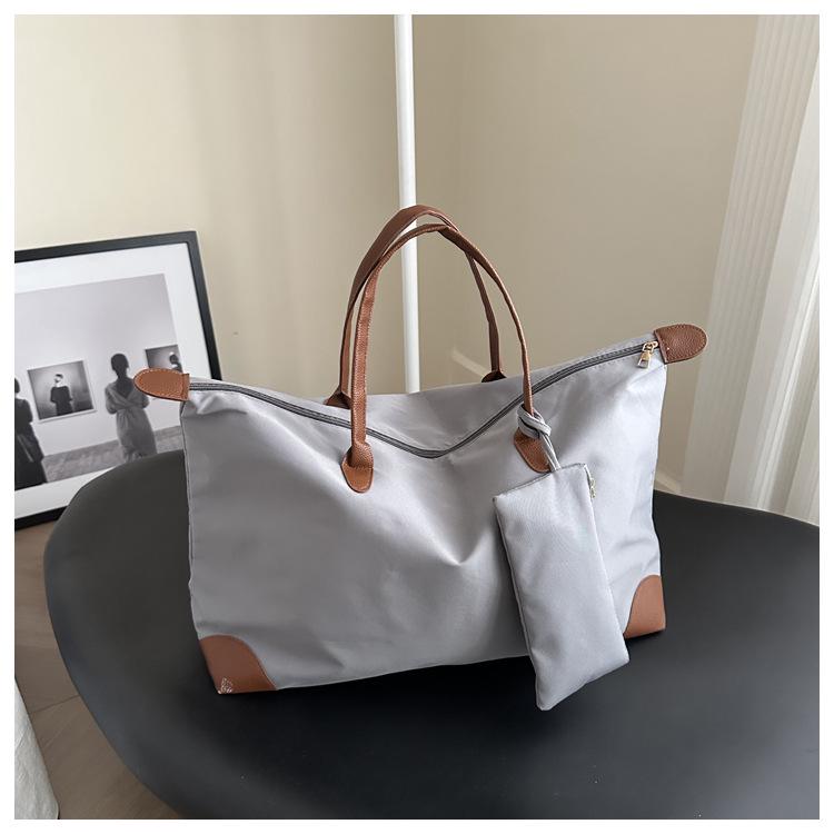 Легкая дорожная и спортивная сумка большой вместимости серый
Легкая дорожная и спортивная сумка большой вместимости серый