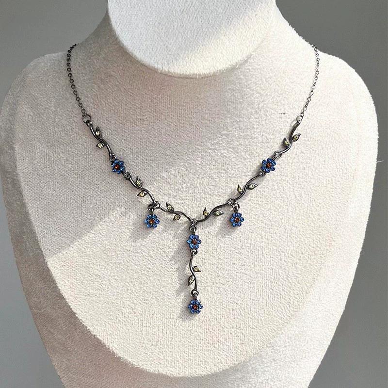 The Middle Ancient Times Style Inlaid Multicolored Zircon Branch Leaves Small Flowers Necklace Women s Vintage Banquet Necklace
The Middle Ancient Times Style Inlaid Multicolored Zircon Branch Leaves Small Flowers Necklace Women s Vintage Banquet Necklace