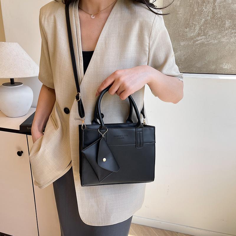 Simple Contrast Color Casual 2025 Large Capacity Summer New Fashion Design Crossbody Portable Small Square Bag Women чорний
Simple Contrast Color Casual 2025 Large Capacity Summer New Fashion Design Crossbody Portable Small Square Bag Women чорний