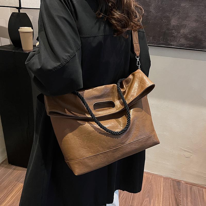 Big bag 2025 new large-capacity soft leather tote bag simple commuter women s bag new shoulder handbag women 34*13*42
Big bag 2025 new large-capacity soft leather tote bag simple commuter women s bag new shoulder handbag women 34*13*42