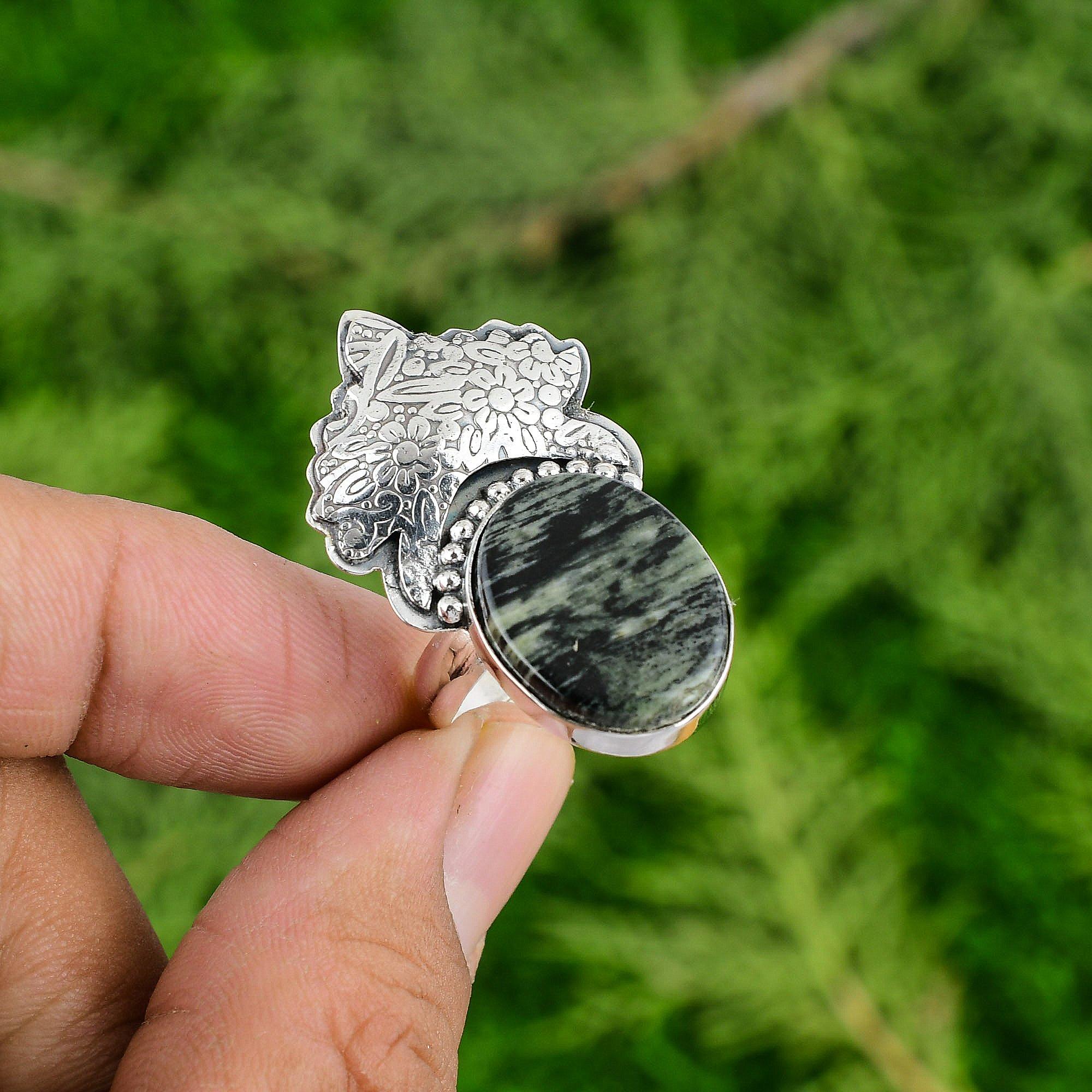 Овальный самоцвет яшмы с серебряным листом в безеле, богемное штабелируемое помолвочное кольцо из серебра 925 пробы Adjustable
Овальный самоцвет яшмы с серебряным листом в безеле, богемное штабелируемое помолвочное кольцо из серебра 925 пробы Adjustable