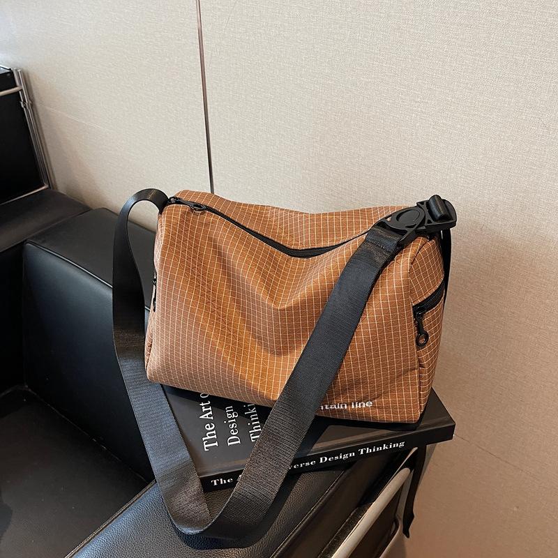 Niche plaid canvas bag women s versatile fashion casual large-capacity commuter bag shoulder messenger bag коричневый
Niche plaid canvas bag women s versatile fashion casual large-capacity commuter bag shoulder messenger bag коричневый