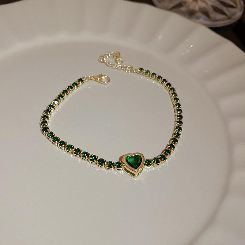 Elegant Diamond-Set Emerald Heart Bracelet - Luxurious, Versatile Jewelry Piece
Elegant Diamond-Set Emerald Heart Bracelet - Luxurious, Versatile Jewelry Piece