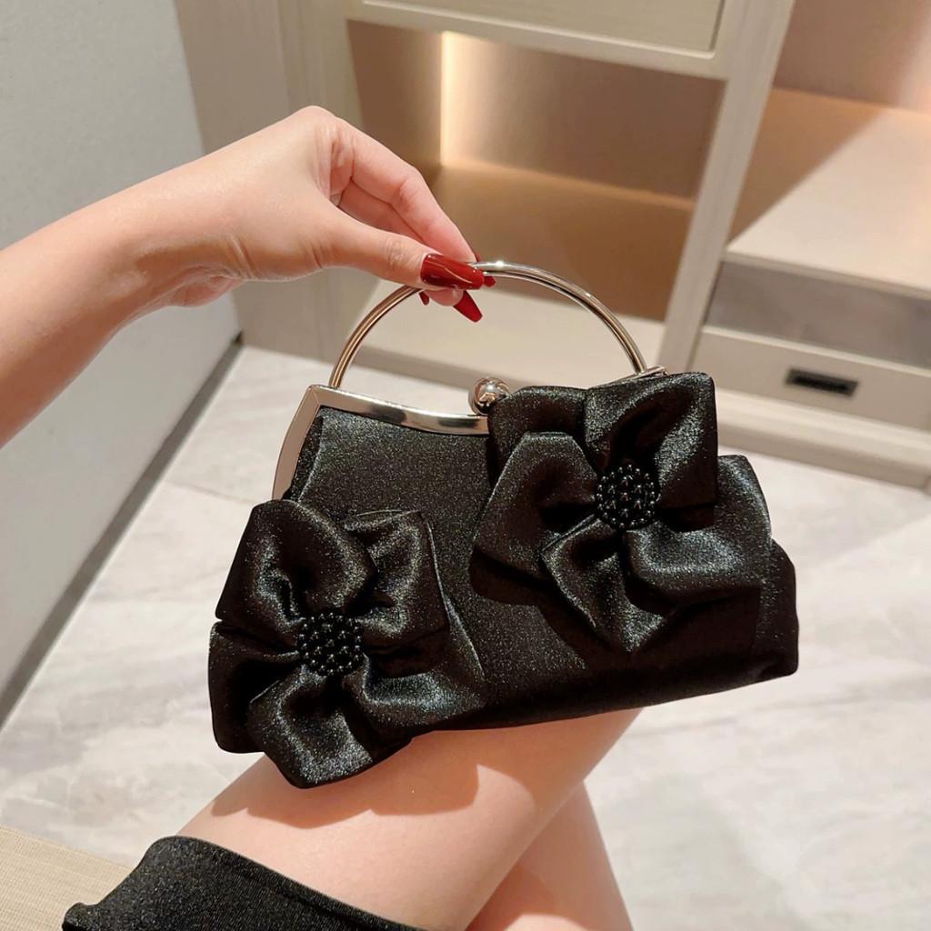 Жіноча Мода Елегантна Біла Сумка з Квіткою Вечірня Сумка з Сатину для Вечері Весільний Сезон чорний
Жіноча Мода Елегантна Біла Сумка з Квіткою Вечірня Сумка з Сатину для Вечері Весільний Сезон чорний