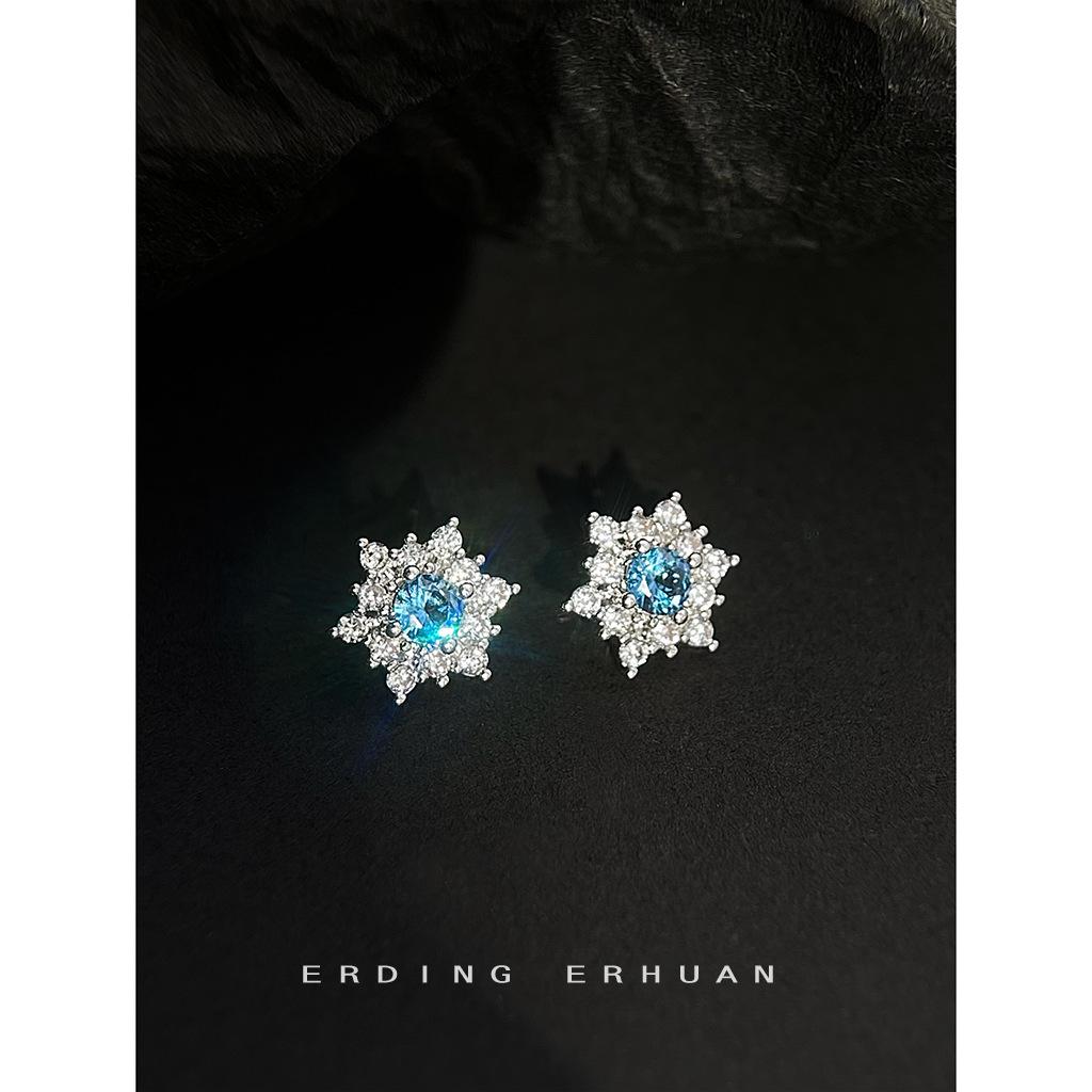 Серьги-пусеты из серебра 925 пробы с голубым цирконом в виде снежинок - Элегантная ледяная роскошь для женщин, Идеальны для осени/зимы и Рождества.
Серьги-пусеты из серебра 925 пробы с голубым цирконом в виде снежинок - Элегантная ледяная роскошь для женщин, Идеальны для осени/зимы и Рождества.