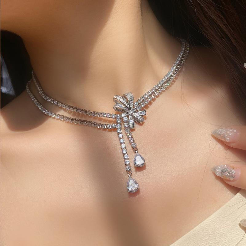 Тяжелый роскошный костюм женское покрытие 18K яркий 3A циркониевый бриллиант геометрические серьги дизайн лук GF ожерелье
Тяжелый роскошный костюм женское покрытие 18K яркий 3A циркониевый бриллиант геометрические серьги дизайн лук GF ожерелье